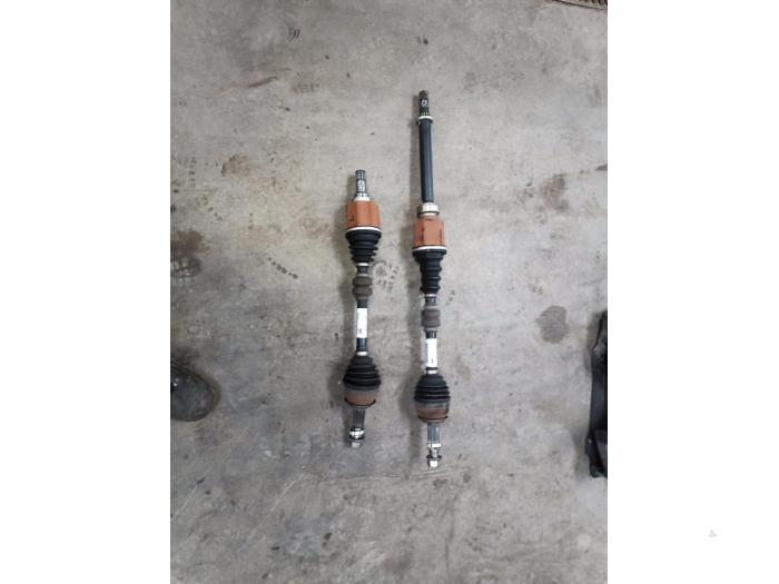 Gebruikte Steekas links-voor Renault Kadjar (RFEH) 1.2 Energy TCE 130 Prijs € 100,00 Margeregeling aangeboden door Autobedrijf Hoogerwerf