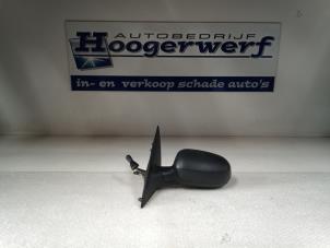 Gebruikte Buitenspiegel links Opel Corsa C (F08/68) 1.2 16V Twin Port Prijs € 30,00 Margeregeling aangeboden door Autobedrijf Hoogerwerf