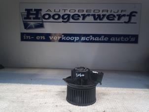 Gebruikte Chaufage Ventilatiemotor Peugeot 206 (2B) 1.4 Prijs € 30,00 Margeregeling aangeboden door Autobedrijf Hoogerwerf