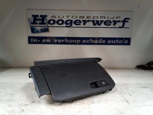 Gebruikte Dashboardkastje Audi A1 (8X1/8XK) 1.0 TFSI 12V Prijs € 30,00 Margeregeling aangeboden door Autobedrijf Hoogerwerf
