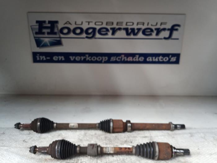 Gebruikte Steekas rechts-voor Renault Clio IV Estate/Grandtour (7R) 1.5 Energy dCi 90 FAP Prijs € 60,00 Margeregeling aangeboden door Autobedrijf Hoogerwerf