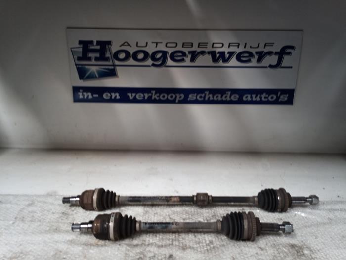 Gebruikte Aandrijfas links-voor Chevrolet Spark 1.0 16V Bifuel Prijs € 35,00 Margeregeling aangeboden door Autobedrijf Hoogerwerf