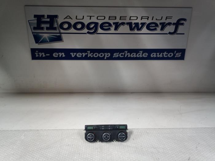 Airco bedieningspaneel van een Volkswagen Touran (1T1/T2) 2.0 FSI 16V 2006