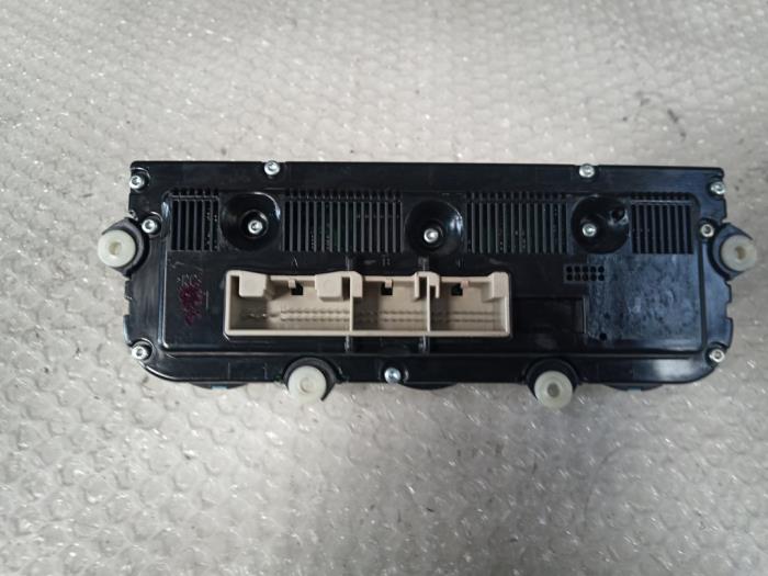 Airco bedieningspaneel van een Volkswagen Touran (1T1/T2) 2.0 FSI 16V 2006