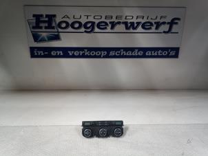 Gebruikte Airco bedieningspaneel Volkswagen Touran (1T1/T2) 2.0 FSI 16V Prijs € 40,00 Margeregeling aangeboden door Autobedrijf Hoogerwerf