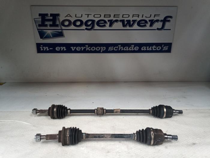 Gebruikte Aandrijfas links-voor Chevrolet Spark 1.0 16V Bifuel Prijs € 40,00 Margeregeling aangeboden door Autobedrijf Hoogerwerf