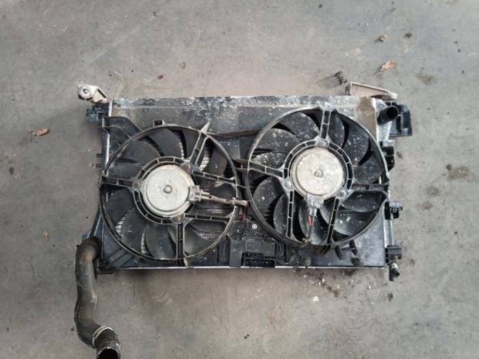 Gebruikte Radiateur Opel Vectra C Caravan 2.2 DIG 16V Prijs € 80,00 Margeregeling aangeboden door Autobedrijf Hoogerwerf