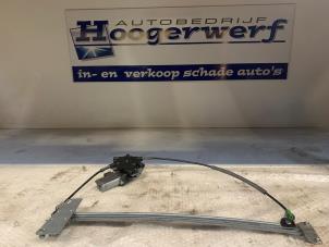 Gebruikte Ruitmechaniek 2Deurs rechts-voor Mercedes V (638.2) V-220 2.2 CDI 16V Prijs € 60,00 Margeregeling aangeboden door Autobedrijf Hoogerwerf