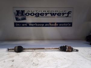 Gebruikte Steekas rechts-voor Peugeot 107 1.0 12V Prijs € 25,00 Margeregeling aangeboden door Autobedrijf Hoogerwerf
