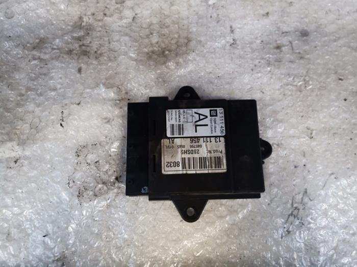 Centrale Deurvergrendelings Module van een Opel Vectra C Caravan 2.2 DIG 16V 2005