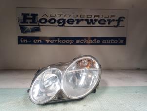 Gebruikte Koplamp links Mercedes CLK (R209) 3.5 350 V6 18V Prijs € 200,00 Margeregeling aangeboden door Autobedrijf Hoogerwerf