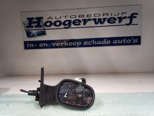 Gebruikte Buitenspiegel links Nissan Micra (K12) 1.2 16V Prijs € 20,00 Margeregeling aangeboden door Autobedrijf Hoogerwerf