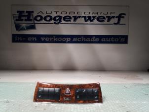 Gebruikte Paniekverlichtings Schakelaar Mercedes CLK (R209) 3.5 350 V6 18V Prijs € 50,00 Margeregeling aangeboden door Autobedrijf Hoogerwerf