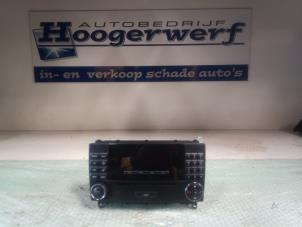Gebruikte Radio CD Speler Mercedes CLK (R209) 3.5 350 V6 18V Prijs € 75,00 Margeregeling aangeboden door Autobedrijf Hoogerwerf