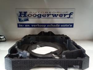Gebruikte Reservewielbak Peugeot 308 SW (L4/L9/LC/LJ/LR) 1.6 BlueHDi 120 Prijs € 50,00 Margeregeling aangeboden door Autobedrijf Hoogerwerf