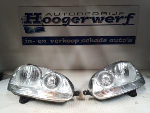 Gebruikte Koplamp links Volkswagen Golf V (1K1) 1.4 16V Prijs € 30,00 Margeregeling aangeboden door Autobedrijf Hoogerwerf