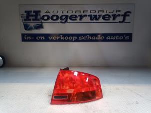 Gebruikte Achterlicht rechts Audi A4 (B7) 2.0 20V Prijs € 30,00 Margeregeling aangeboden door Autobedrijf Hoogerwerf