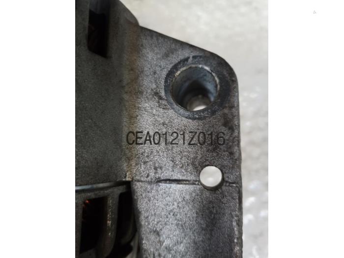 Dynamo van een Ford Mondeo III 2.0 TDCi 115 16V 2001