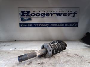 Gebruikte Schokbreker rechts-voor Volkswagen Golf VI (5K1) 1.2 TSI BlueMotion Prijs € 30,00 Margeregeling aangeboden door Autobedrijf Hoogerwerf