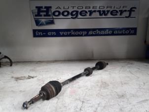 Gebruikte Aandrijfas rechts-voor Nissan Pixo (D31S) 1.0 12V Prijs € 25,00 Margeregeling aangeboden door Autobedrijf Hoogerwerf