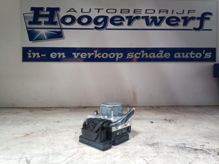 Gebruikte ABS Pomp Renault Clio IV Estate/Grandtour (7R) 1.5 Energy dCi 90 FAP Prijs € 20,00 Margeregeling aangeboden door Autobedrijf Hoogerwerf
