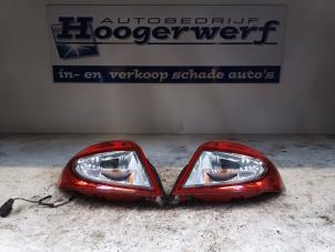 Gebruikte Achterlichtset links + rechts Renault Clio III (BR/CR) 1.2 16V TCe 100 Prijs € 60,00 Margeregeling aangeboden door Autobedrijf Hoogerwerf