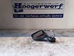 Gebruikte Buitenspiegel links Renault Clio IV (5R) 0.9 Energy TCE 90 12V Prijs € 35,00 Margeregeling aangeboden door Autobedrijf Hoogerwerf