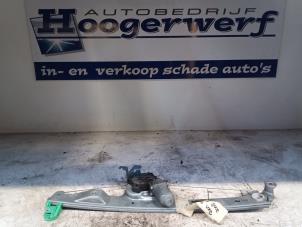 Gebruikte Ruitmechaniek 4Deurs links-voor Renault Scénic II (JM) 2.0 16V Prijs € 40,00 Margeregeling aangeboden door Autobedrijf Hoogerwerf