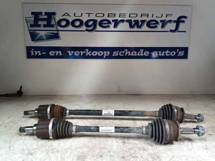 Gebruikte Aandrijfas links-voor Volkswagen Up! (121) 1.0 12V 60 Prijs € 25,00 Margeregeling aangeboden door Autobedrijf Hoogerwerf