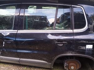 Gebruikte Portier 4Deurs links-achter Volkswagen Tiguan (5N1/2) 1.4 TSI 16V Prijs € 175,00 Margeregeling aangeboden door Autobedrijf Hoogerwerf
