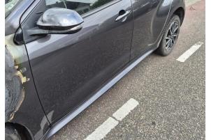 Gebruikte Zijskirt links Toyota Yaris IV (P21/PA1/PH1) 1.5 12V Hybrid 115 Prijs € 150,00 Margeregeling aangeboden door Autobedrijf Hoogerwerf