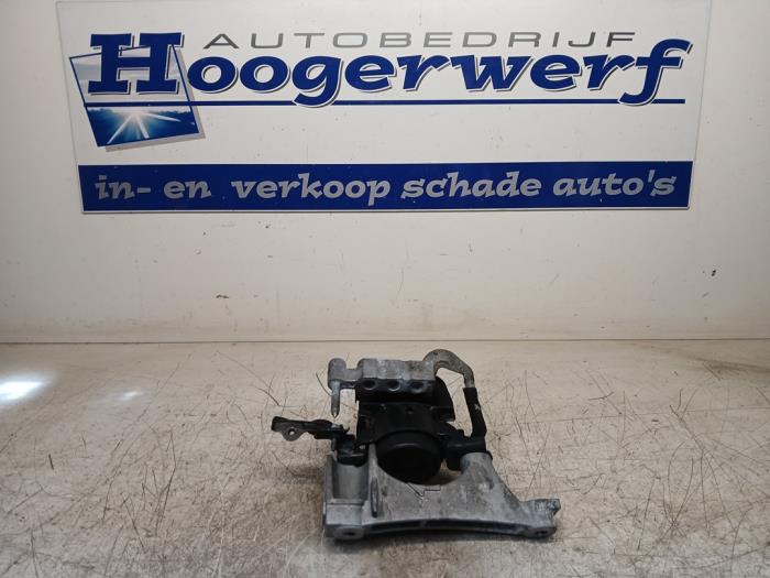 Gebruikte Motorsteun Toyota RAV4 (A5) 2.5 Hybrid 16V Prijs € 50,00 Margeregeling aangeboden door Autobedrijf Hoogerwerf