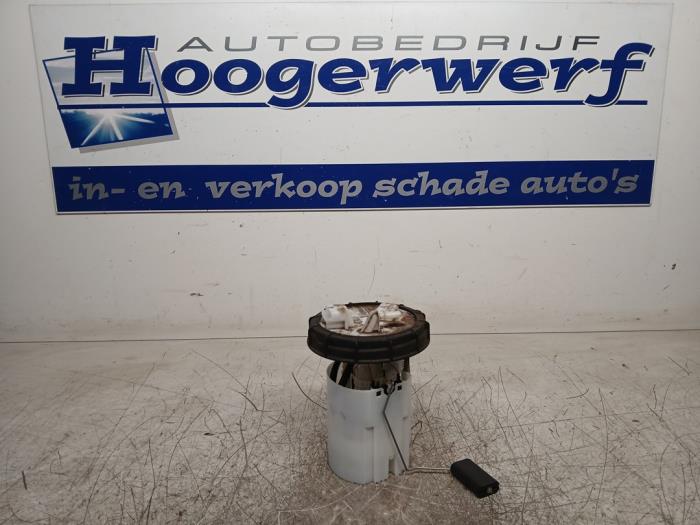 Gebruikte Tank element Pomp Renault Twingo III (AH) 1.0 SCe 70 12V Prijs € 40,00 Margeregeling aangeboden door Autobedrijf Hoogerwerf