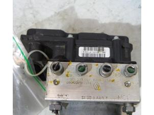 Gebruikte ABS Pomp Renault Scénic II (JM) 1.5 dCi 100 Prijs € 50,00 Margeregeling aangeboden door Autobedrijf Hoogerwerf