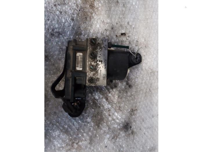 ABS Pomp van een Renault Megane II CC (EM) 1.6 16V 2005