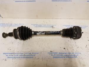 Gebruikte Aandrijfas links-voor Volkswagen Fox (5Z) 1.2 Prijs € 35,00 Margeregeling aangeboden door Autobedrijf Hoogerwerf