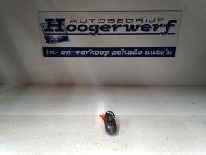 Gebruikte Raam schakelaar elektrisch Hyundai Accent 1.3i 12V Prijs € 15,00 Margeregeling aangeboden door Autobedrijf Hoogerwerf