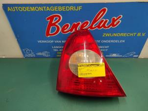 Gebruikte Achterlicht links Renault Clio II (BB/CB) 1.6 16V Prijs op aanvraag aangeboden door Benelux Zwijndrecht B.V.