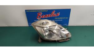 Gebruikte Koplamp rechts Daihatsu Sirion 2 (M3) 1.3 16V DVVT Prijs € 25,00 Margeregeling aangeboden door Benelux Zwijndrecht B.V.