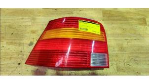 Gebruikte Achterlicht links Volkswagen Golf IV (1J1) 1.4 16V Prijs op aanvraag aangeboden door Benelux Zwijndrecht B.V.