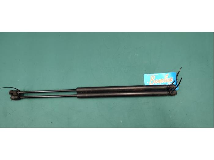 Set Gasdempers Achterklep van een Kia Sportage (JE) 2.0 CVVT 16V 4x2 2008