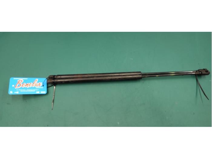 Set Gasdempers Achterklep van een Kia Sportage (JE) 2.0 CVVT 16V 4x2 2008