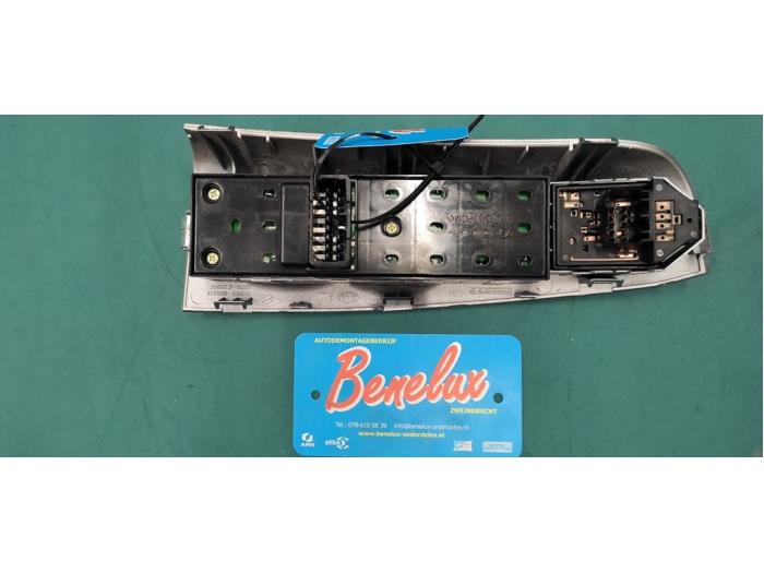 Elektrisch Raam Schakelaar van een Kia Sportage (JE) 2.0 CVVT 16V 4x2 2008