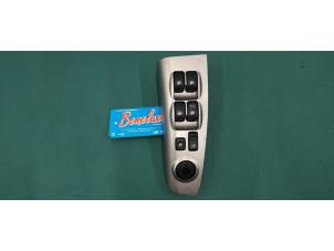 Gebruikte Elektrisch Raam Schakelaar Kia Sportage (JE) 2.0 CVVT 16V 4x2 Prijs op aanvraag aangeboden door Benelux Zwijndrecht B.V.