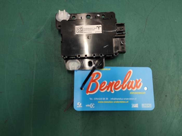 Gebruikte USB module Tesla Model 3 EV Prijs € 195,00 Margeregeling aangeboden door Benelux Zwijndrecht B.V.