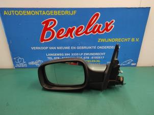 Gebruikte Buitenspiegel links Renault Megane II CC (EM) 1.6 16V Prijs op aanvraag aangeboden door Benelux Zwijndrecht B.V.
