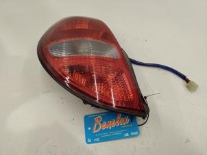 Gebruikte Achterlicht links Daihatsu Sirion/Storia (M1) 1.3 16V DVVT Prijs op aanvraag aangeboden door Benelux Zwijndrecht B.V.