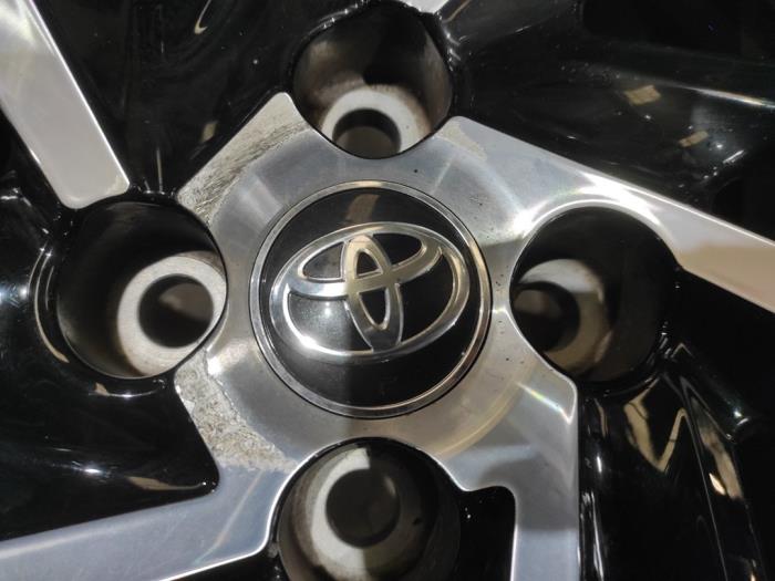 Velgen set + banden Toyota Yaris III 1.5 16V Hybrid 00000 Lichtmetaal TOYOTA