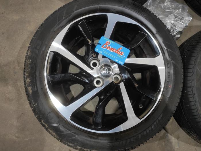 Velgen set + banden Toyota Yaris III 1.5 16V Hybrid 00000 Lichtmetaal TOYOTA