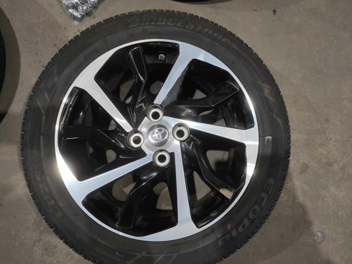 Velgen set + banden Toyota Yaris III 1.5 16V Hybrid 00000 Lichtmetaal TOYOTA